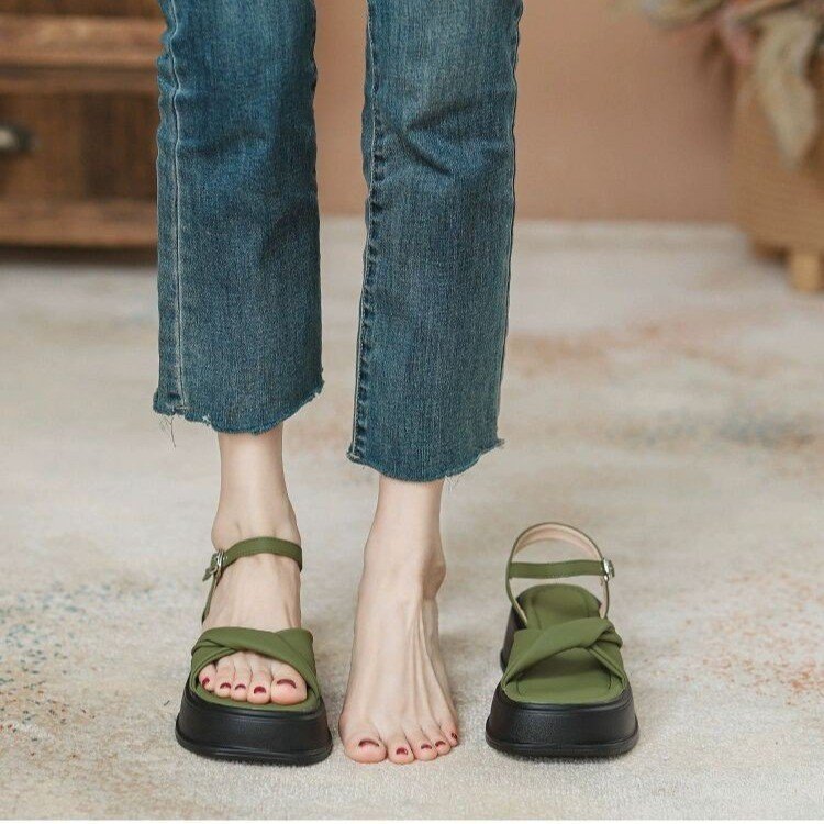 Green Skin-illuminating Roman Sandals With A Single Strap