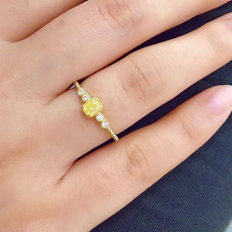 New Exquisite Alloy Ring Inlaid With Zirconias