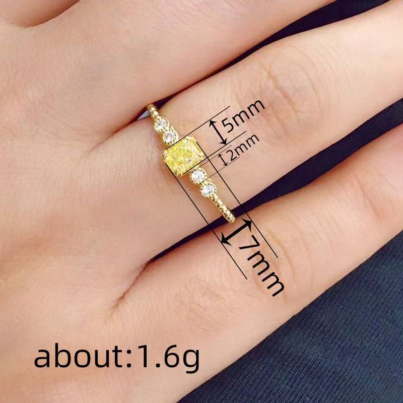 New Exquisite Alloy Ring Inlaid With Zirconias